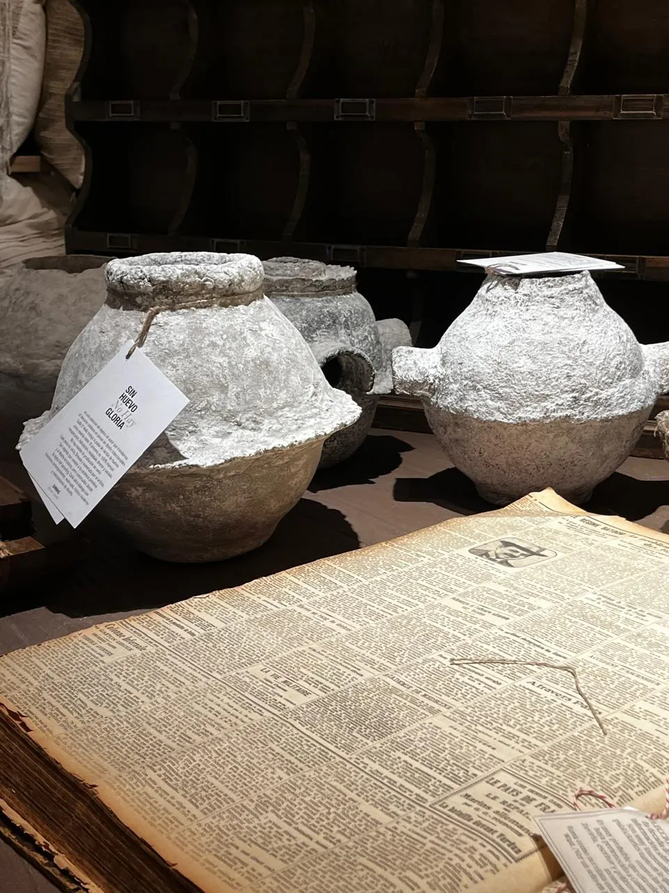Piezas de SIN HUEVO NO HAY GLORIA exhibidas en Paul French Gallery, Buenos Aires