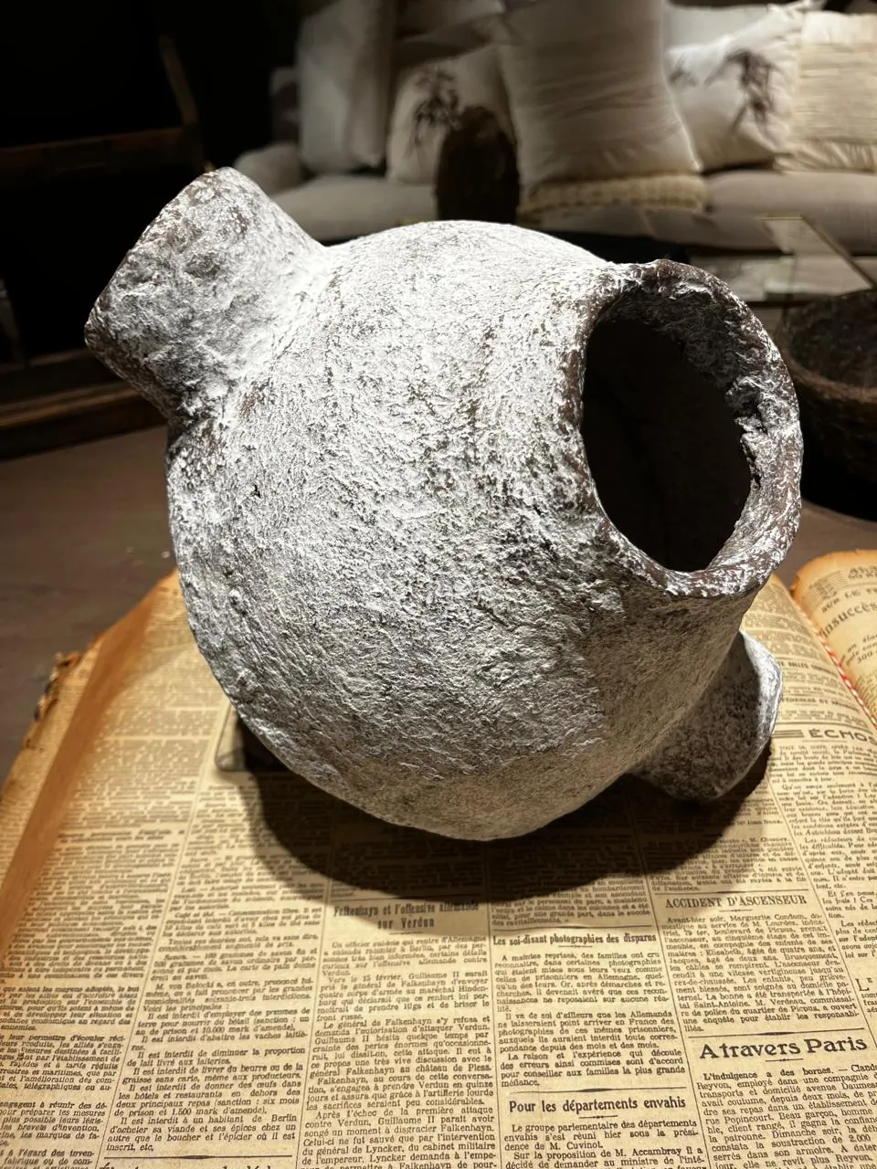 Piezas de SIN HUEVO NO HAY GLORIA exhibidas en Paul French Gallery, Buenos Aires